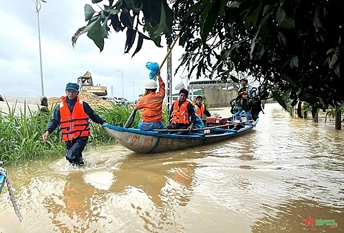 បញ្ជាការដ្ឋានយោធាខេត្ត Quang Ngai ដឹកនាំអង្គភាពចុះជួយឧបត្ថម្ភប្រជាជននៅតំបន់ទឹកជំនន់