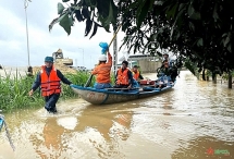 បញ្ជាការដ្ឋានយោធាខេត្ត Quang Ngai ដឹកនាំអង្គភាពចុះជួយឧបត្ថម្ភប្រជាជននៅតំបន់ទឹកជំនន់
