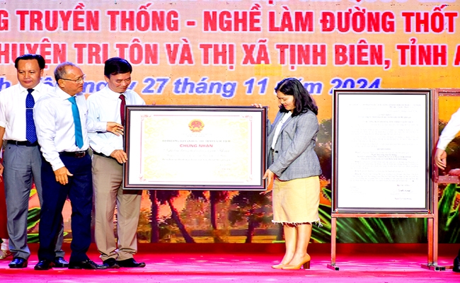 របរ​ធ្វើ​ស្ករ​ត្នោត​របស់​ជន​រួម​ជាតិ​ខ្មែរ បេតិក​ភណ្ឌ​វប្ប​ធម៌​អរូបី​ជាតិ