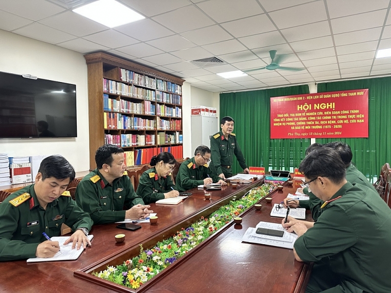 នៅក្នុងសន្និសីទ គណៈប្រតិភូបានផ្លាស់ប្តូរ និងឯកភាពលើវិធីសាស្រ្តស្រាវជ្រាវ និងការចងក្រង និងបទពិសោធន៍។ ជាមួយគ្នានេះ ផ្តល់ឯកសារ និងទិន្នន័យស្តីពីភ្លើងឆេះព្រៃ ទឹកជំនន់ភ្លាមៗ និងការបាក់ដី ដោយមានការចូលរួមពីកងកម្លាំងប្រដាប់អាវុធនៃតំបន់យោធភូមិភាគ ក្នុងការគាំទ្រ ការសង្គ្រោះ ការសង្គ្រោះ និងលទ្ធផលនៃការចោលគ្រាប់បែក និងសម្ភារៈផ្ទុះនៅតំបន់យោធភូមិភាគ កំឡុងឆ្នាំ 1975 - 2020 ។  ក្នុងនាមក្រុមការងារ លោកវរសេនីយ៍ឯក សាស្ត្រាចារ្យរង បណ្ឌិត ដួង ហុងអាញ់ បានទទួលស្គាល់ និងកោតសរសើរចំពោះប្រភពព័ត៌មានដែលអាចជឿទុកចិត្តបាន ដែលនាយកដ្ឋានវិទ្យាសាស្ត្រ និងបច្ចេកវិទ្យាយោធាភូមិភាគបានផ្តល់។ ទន្ទឹមនឹងនោះ យើងសង្ឃឹមថា នាពេលខាងមុខ នាយកដ្ឋានវិទ្យាសាស្ត្រយោធាភូមិភាគ និងភ្នាក់ងារមុខងាររបស់យោធភូមិភាគ នឹងបន្តគាំទ្រការស្រាវជ្រាវ និងផ្តល់មតិកែលម្អ ដើម្បីឲ្យវិទ្យាស្ថានប្រវត្តិសាស្ត្រយោធា អាចអនុវត្តគម្រោងប្រកបដោយប្រសិទ្ធភាព ដើម្បីធានាគុណភាព កាលវិភាគ។