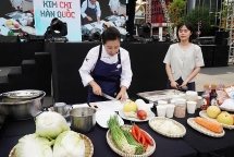 ទិវាវប្បធម៌កូរ៉េនៅទីក្រុង Da Lat៖ អ្នកទេសចររំភើបចិត្តធ្វើគីមឈី និងស្តាប់ចម្រៀង K-pop