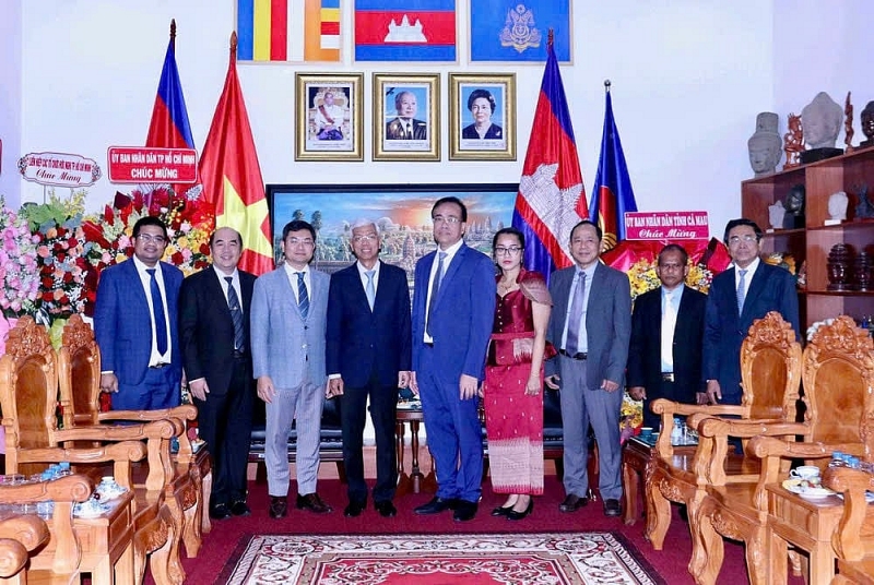 ថ្នាក់ដឹកនាំវៀតណាមអបអរសាទរខួបលើកទី៧១ នៃទិវាបុណ្យឯករាជ្យជាតិនៃព្រះរាជាណាចក្រកម្ពុជា