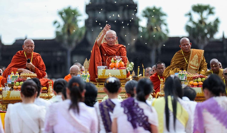 កម្ពុជាប្រារព្ធពិធីបុណ្យរំលឹកគុណអង្គរ ដើម្បីដើម្បីរំលឹកគុណបុព្វបុរសខ្មែរដែលបានកសាងនិងថែរក្សាប្រាសាទទាំងអស់នៅក្នុងរមណីយដ្ឋានអង្គរ ដែលផ្ដល់ប្រយោជន៍យ៉ាងខ