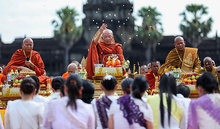 ការប្រារព្ធពិធីសាសនាក្នុងពិធីបុណ្យរំលឹកគុណអង្គរនៅមុខប្រាសាទអង្គរកាលពីថ្ងៃទី១៤ ខែធ្នូ ឆ្នាំ២០២៤។