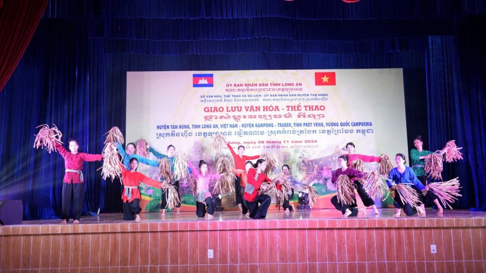 រួមចំណែកដល់ការពូនជ្រំទំនាក់ទំនងសាមគ្គីភាព និងមិត្តភាពរវាងប្រជាជាតិទាំងពីរវៀតណាម-កម្ពុជានិយាយរួម និងខេត្ត Long An - ព្រៃវែងនិយាយដោយឡែក