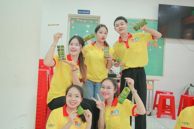 ទីក្រុងហូជីមិញ (ប្រទេសវៀតណាម)៖​និស្សិតឡាវ និងកម្ពុជាវេចនំអន្សមវែងអំណរបុណ្យចូលឆ្នាំថ្មីប្រពៃណី