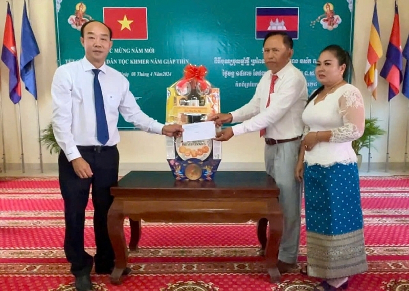ថ្នាក់ដឹកនាំស្រុក តាន់ ហុង បានចុះសួរសុខទុក្ខ និងអបអរសាទរបុណ្យចូលឆ្នាំថ្មីប្រពៃណីជាតិ ដល់បងប្អូនខ្មែរនៅស្រុកស្វាយជ្រំ និងស្រុកកំពង់ត្របែក។
