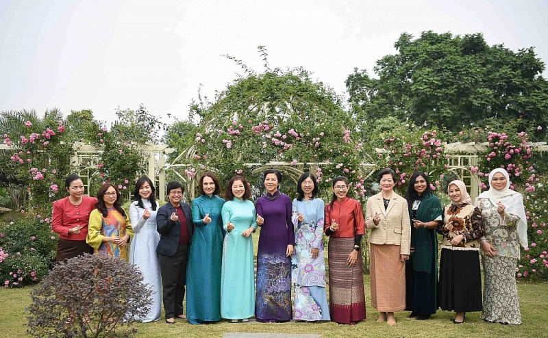 លោកស្រី Ngo Phuong Ly ភរិយាលោកអគ្គលេខាបក្ស តូ ឡឹមជាមួយភរិយា  កម្មាភិបាលស្ត្រីនៃក្រសួងការបរទេសវៀតណាម និងតំណាងបណ្តាប្រទេសអាស៊ានប្រចាំទីក្រុងហាណូយ