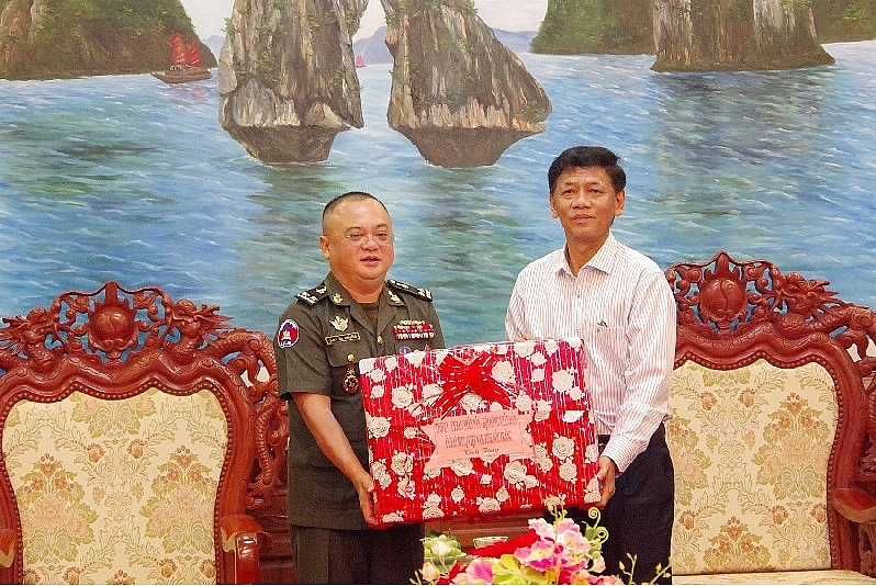 លោក Lam Van Man ប្រគល់អំណោយជូនគណៈប្រតិភូនាយកដ្ឋានអភិវឌ្ឍន៍ នៃក្រសួងការពារជាតិកម្ពុជា 