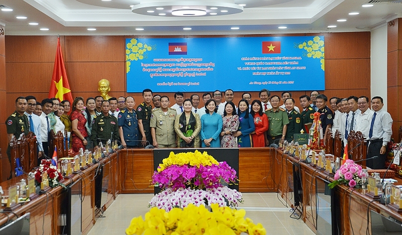 ថ្នាក់ដឹកនាំខេត្ត An Giang និងខេត្តកណ្តាលថតរូបជាអនុស្សាវរីយ៍