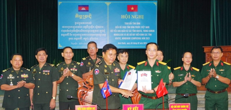 បញ្ជាការដ្ឋានយោធាខេត្ត Binh Phuoc ចុះហត្ថលេខាជាមួយតំបន់ប្រតិបត្តិការសឹករងត្បូងឃ្មុំ