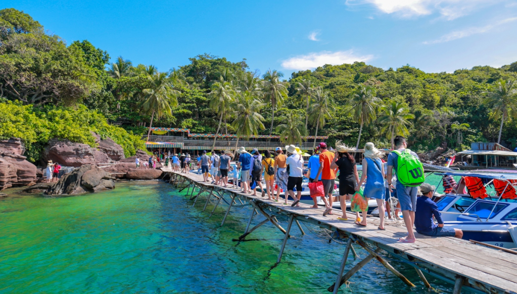ទីក្រុង Phu Quoc (ខេត្ដ Kien Giang) គឺជាគោលដៅទេសចរណ៍មួយដែលទាក់ទាញភ្ញៀវទេសចរណ៍ជាតិ និងអន្ដរជាតិយ៉ាងច្រើនកុះករ