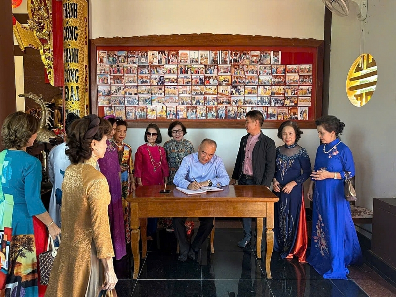 លោក Nguyen Manh Dong បានយកវត្ថុអនុស្សាវរីយ៍នៅវិមានអនុស្សាវរីយ៍លោកប្រធានហូជីមិញនៅទីក្រុង Nakhon Phanom (ប្រទេសថៃ)។