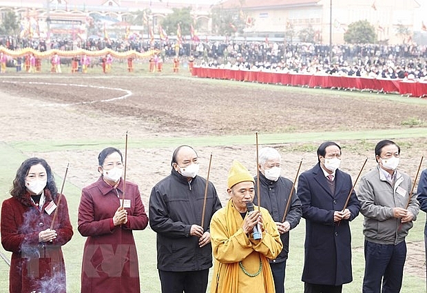 លោកប្រធានរដ្ឋ Nguyen Xuan Phuc អញ្ជើញថ្វាយធូបនៅពិធីបុណ្យច្រត់នង្គ័ល។