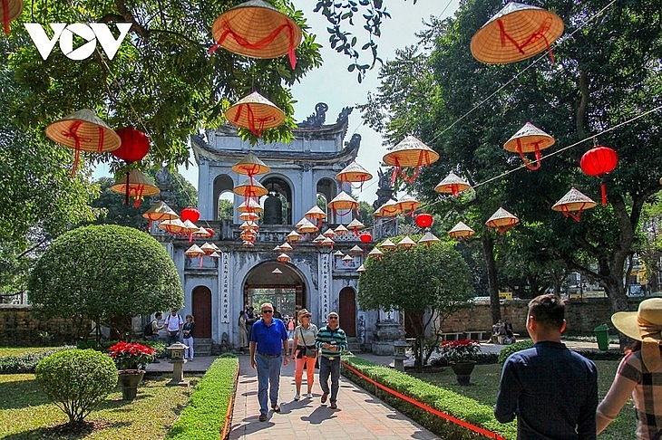 មណ្ឌលប្រវត្តិសាស្ត្រជាតិ Van Mieu - Quoc Tu Giam ជាកន្លែងទាក់ទាញភ្ញៀវទេសចរអន្តរជាតិជាច្រើនពេលអញ្ជើញមកទីក្រុងហាណូយ  (រូបថត៖ VOV)
