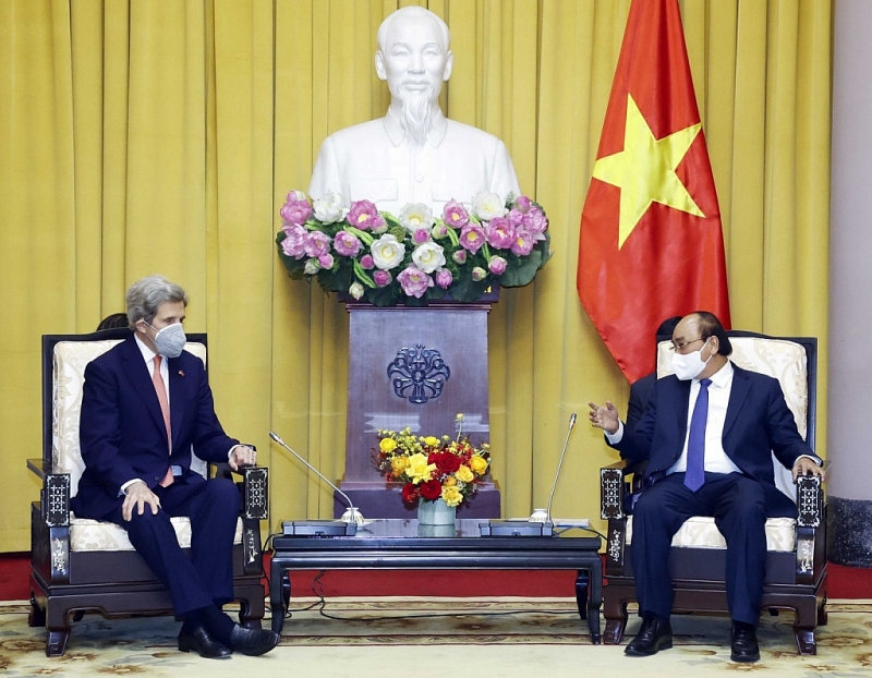 ប្រធានរដ្ឋវៀតណាមលោក Nguyen Xuan Phuc ទទួលជួបបេសកជនប្រធានាធិបតីសហរដ្ឋអាមេរិកទទួលបន្ទុកបម្រែបម្រួលអាកាសធាតុ លោក John Kerry (រូបថត៖ Thong Nhat/TTXVN)