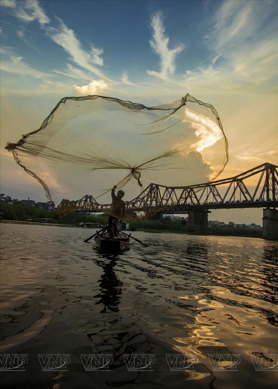 ទេសភាពផ្សារភ្ជាប់នឹងស្ពានឡុងបៀន (Long Bien) - ស្ពានសតវត្សរ៍នៅវៀតណាម