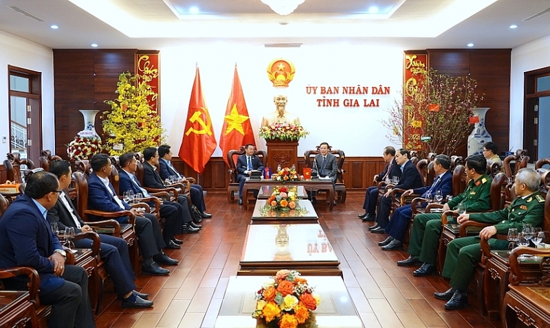 គណៈប្រតិភូខេត្តមណ្ឌលគិរី មកសួរសុខទុក្ខ និងជូនពរឆ្នាំថ្មីនៅទីស្នាក់ការគណៈកម្មាធិការប្រជាជនខេត្ត Gia Lai (វៀតណាម)