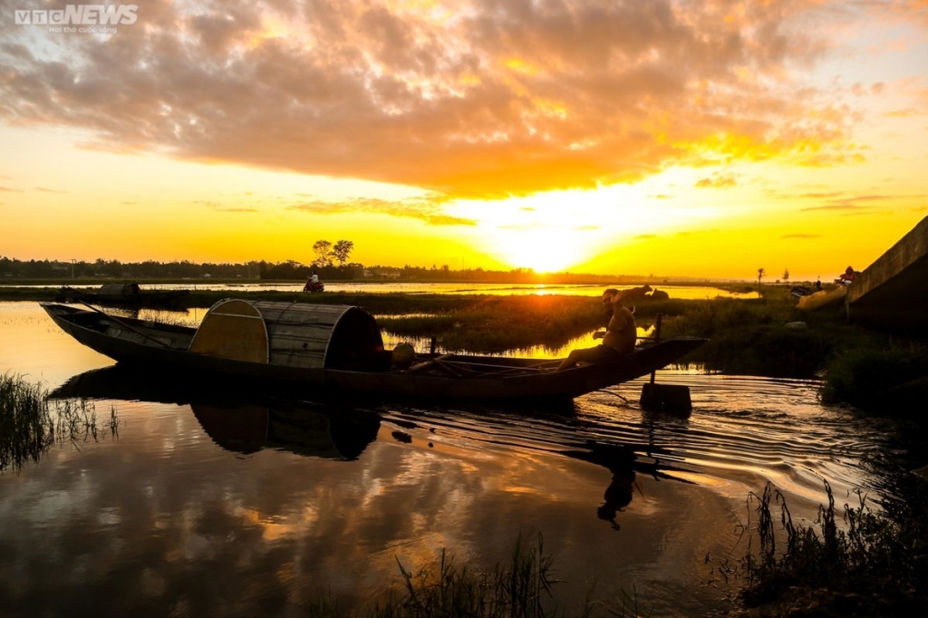 គយគន់ថ្ងៃរះដ៏ត្រចះត្រចង់នៅលើបឹងទឹកភ្លាវ Tam Giang