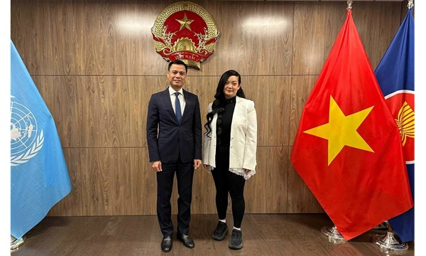 ឯកអគ្គរដ្ឋទូត Dang Hoang Giang និងលោកស្រី Amanda Nguyen ដែលនឹងក្លាយជាស្ត្រីវៀតណាមដំបូងគេដែលហោះហើរទៅកាន់លំហអវកាស។