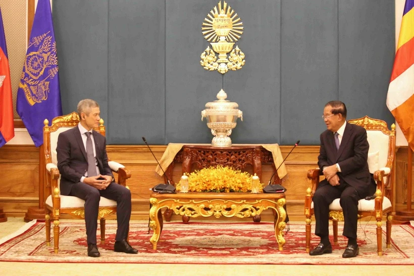 សម្ដេចអគ្គមហាសេនាបតីតេជោ ហ៊ុន សែន ប្រធានព្រឹទ្ធសភានៃព្រះរាជាណាចក្រកម្ពុជា សម្តែងការចាប់អារម្មណ៍ចំពោះការអភិវឌ្ឍរបស់ប្រទេសវៀតណាម