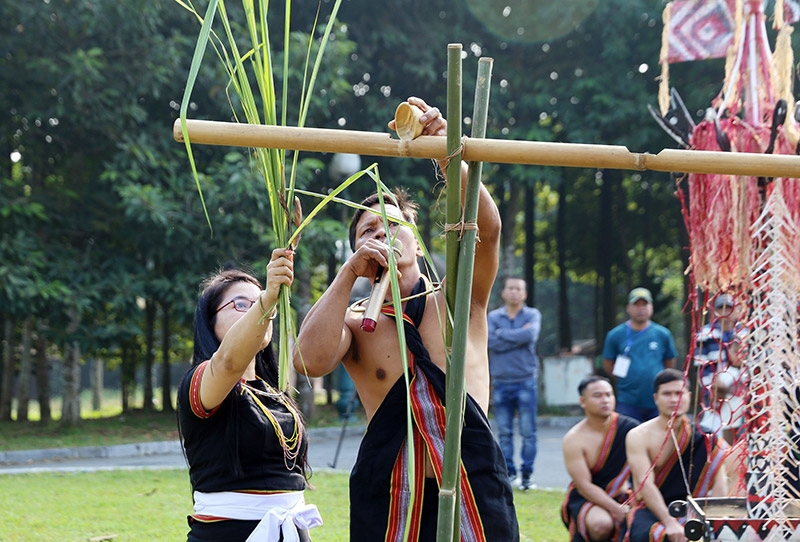 បុណ្យតេតសែនបំពង់នាំទឹកដ៏វិសេសវិសាលរបស់ប្រជាជន Ca Dong បុណ្យតេតសែនបំពង់នាំទឹកដ៏វិសេសវិសាលរបស់ប្រជាជន Ca Dong