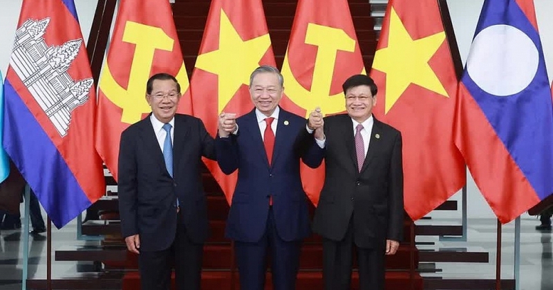 លោក To Lam អគ្គលេខាគណៈកម្មាធិការមជ្ឈិមបក្សកុម្មុយនិស្តវៀតណាម សម្តេចតេជោ ហ៊ុន សែន ប្រធានគណបក្សប្រជាជនកម្ពុជា ប្រធានព្រឹទ្ធសភានៃព្រះរាជាណាចក្រកម្ពុជា និងលោក Thongloun Sisoulith អគ្គលេខាបក្សប្រជាជនបដិវត្តន៍ឡាវ ប្រធានរដ្ឋនៃសាធារណរដ្ឋប្រជាធិបតេយ្យប្រជាមានិតឡាវ