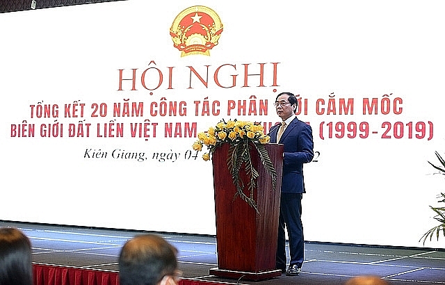 រដ្ឋមន្ត្រីក្រសួងការបរទេសលោក Bui Thanh Son ថ្លែងនៅសន្និសីទបូកសរុបការងាររយៈពេល ២០ ឆ្នាំស្តីពីការងារខ័ណ្ឌសីមា និងបោះបង្គោលព្រំដែនគោកវៀតណាម និងកម្ពុជា។