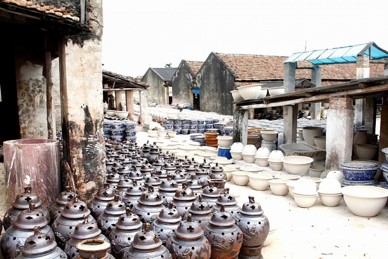 ភូមិ​សិប្បកម្មធ្វើ​គ្រឿង​កុលាលភាជន៍ ឡៃ​ថៀវ (Lai Thieu)។