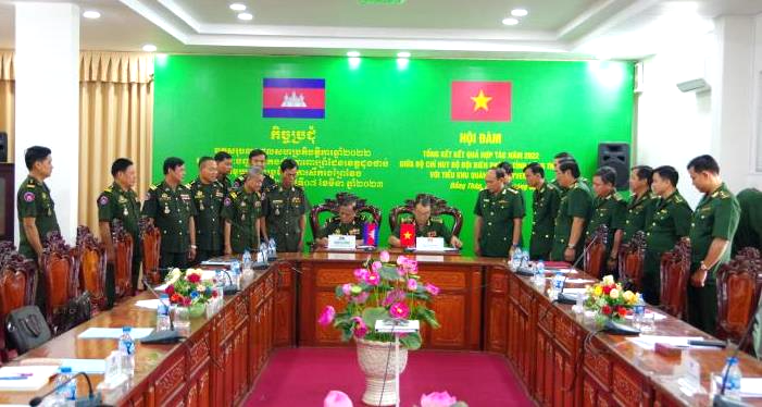 លោកវរសេនីយ៍ឯក Le Van Luan និងលោកឧត្តមសេនីយ៍ទោ មឿន សាម៉ន ចុះហត្ថលេខាលើអនុស្សរណៈនៃកិច្ចសហប្រតិបត្តិការឆ្នាំ២០២៣ 