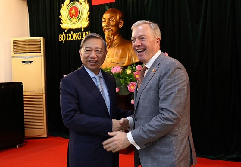លោកនាយឧត្តមសេនីយ៍ To Lam រដ្ឋមន្រ្តីក្រសួងនគរបាលវៀតណាម (ខាងឆ្វេង) និងលោក Ted Osius ប្រធាន និងអគ្គនាយកក្រុមប្រឹក្សា USABC។ 