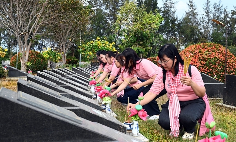 ប្រតិភូ​បាន​អុជ​ធូប​នៅ​ទី​បញ្ចុះ​សព​ទុក្ករបុគ្គលព្រៃ Sac