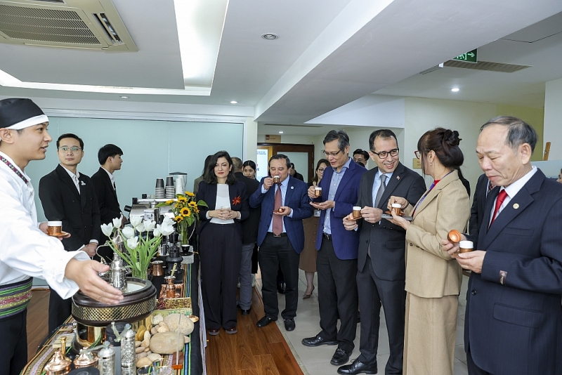 អ្នកតំណាងទាំងអស់បានភ្លក់កាហ្វេ ទួរគី។ (រូបថត៖ Dinh Hoa)