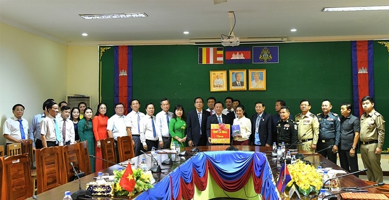 គណៈប្រតិភូខេត្ត Ca Mau ជូនអំណោយ និងជូនពរឆ្នាំថ្មីដល់ខេត្តកោះកុង 