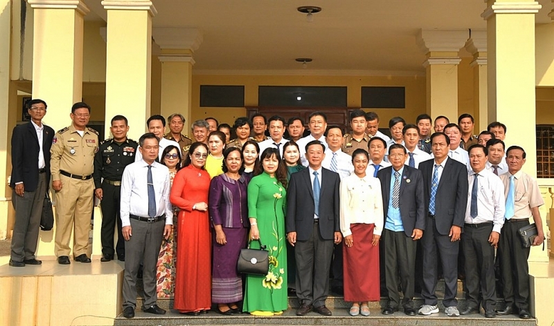 គណៈប្រតិភូខេត្ត Ca Mau ថតរូបអនុស្សាវរីយ៍ជាមួយថ្នាក់ដឹកនាំនៃខេត្តកោះកុង