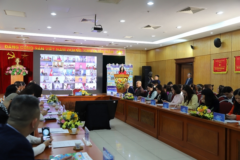 លោកស្រី Le Thi Thu Hang អនុរដ្ឋមន្ត្រីក្រសួងការបរទេស ប្រធានគណៈកម្មាធិការរដ្ឋទទួលបន្ទុកអាណិកជនវៀតណាមនៅឯបរទេស ថ្លែងនៅក្នុងពិធី