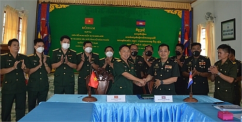ការចុះហត្ថលេខាលើទិសដៅប្រតិបត្តិការឆ្នាំ២០២២ រវាងបញ្ជាការដ្ឋានយោធាខេត្ត Binh Phuoc និងតំបន់ប្រតិបត្តិការសឹករងខេត្តមណ្ឌលគិរី (រូបថត៖ baoquankhu7.vn)