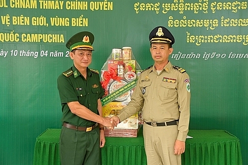 ថ្នាក់ដឹកនាំកងទ័ព​ការ​ពារ​ព្រំដែនខេត្ត​ Kien Giang ជូនពរកងកម្លាំងការពារព្រំដែនកម្ពុជា (រូប​ថត៖ thoidai.com.vn)