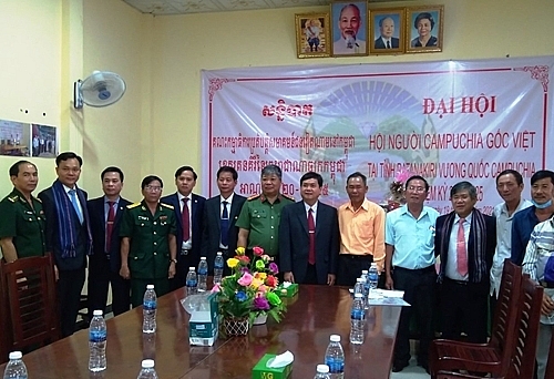 អនុប្រធានគណៈកម្មាធិការប្រជាជនខេត្ត Kon Tum លោក Nguyen Huu Thap និងគណៈប្រតិភូ​អញ្ជើញទៅសួរសុខទុក្ខសមាគមខ្មែរដើមកំណើតវៀតណាមនៅខេត្តរតនគិរី(រូបថត៖kontum.gov.vn)