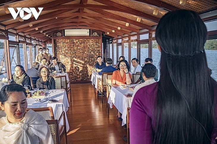 ភ្ញៀវទេសចរចូលរួមដំណើរកម្សាន្ត (រូបថត៖ La Nghia Hieu/ thanhnien.vn)