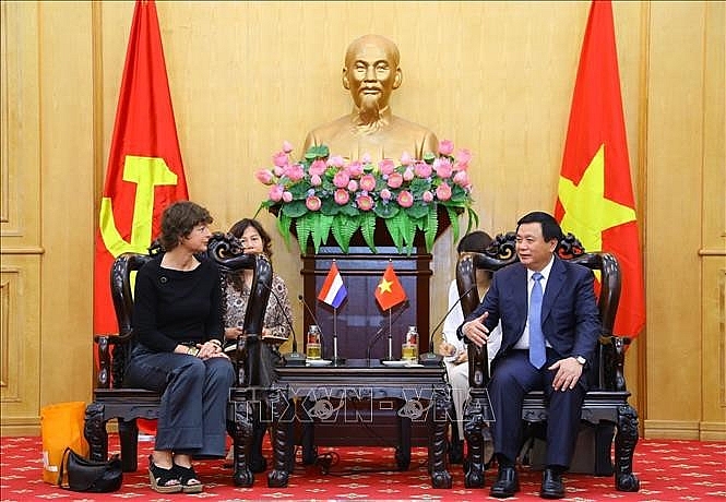 នាយកបណ្ឌិត្យសភានយោបាយជាតិហូជីមិញ លោក Nguyen Xuan Thang ទទួលជួបឯកអគ្គរដ្ឋទូតហូឡង់ប្រចាំនៅវៀតណាមលោកស្រី Elsbeth Akkerman  (រូបថត៖ Van Diep/TTXVN)