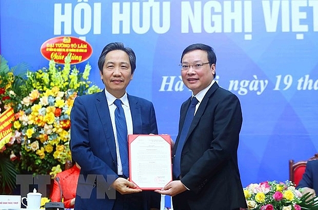 អនុរដ្ឋមន្ត្រីក្រសួងមហាផ្ទៃ លោក Truong Hai Long ប្រគល់សេចក្តីសម្រេចបង្កើតសមាគមមិត្តភាពវៀតណាម - នេប៉ាល់ជូនប្រធានគណៈកម្មាធិការចលនាការបង្កើតសមាគម លោក Tran Anh Tuan (រូបថត៖ An Dang/TTXVN)