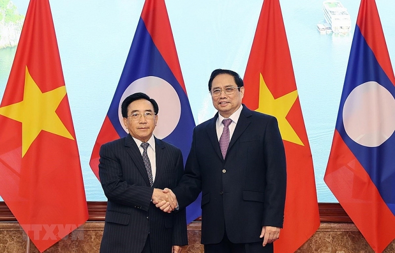 នាយករដ្ឋមន្ត្រីវៀតណាម​ លោក Pham Minh Chinh និងនាយករដ្ឋមន្ត្រីឡាវ លោកPhankham Viphavanh ថតរូបក្នុងឱកាសដំណើរទស្សនកិច្ចផ្លូវការរបស់នាយករដ្ឋមន្ត្រី Phankham Viphavanh មកកាន់ប្រទេសវៀតណាម ដើម្បីជំរុញទំនាក់ទំនងវៀតណាម-ឡាវ (ថ្ងៃទី៨-១០ ខែមករា) (រូប​ថត៖ vnanet.vn)