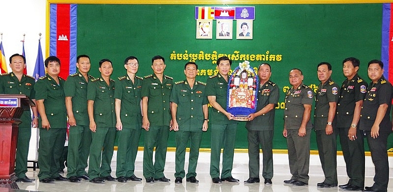 កងទ័ពការពារព្រំដែនខេត្ត An Giang ជូនពរឆ្នាំថ្មីចំពោះកងកម្លាំងប្រដាប់អាវុធនៃព្រះរាជាណាចក្រកម្ពុជា ក្នុងឱកាសបុណ្យចូលឆ្នាំថ្មីប្រពៃណីជាតិ (រូបថត៖ កងទ័ពការពារព្រំដែនខេត្ត An Giang) កងទ័ពការពារព្រំដែនខេត្ត An Giang ជូនពរឆ្នាំថ្មីចំពោះកងកម្លាំងប្រដាប់អាវុធនៃព្រះរាជាណាចក្រកម្ពុជា ក្នុងឱកាសបុណ្យចូលឆ្នាំថ្មីប្រពៃណីជាតិ (រូបថត៖ កងទ័ពការពារព្រំដែនខេត្ត An Giang)