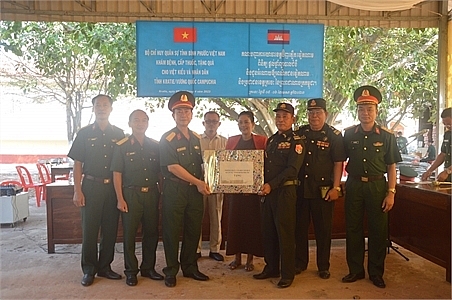 ថ្នាក់ដឹកនាំបញ្ជាការដ្ឋានយោធាខេត្ដ Binh Phuoc ជូនអំណោយដល់តំបន់ប្រតិបត្ដិការសឹករងខេត្ដក្រចេះ