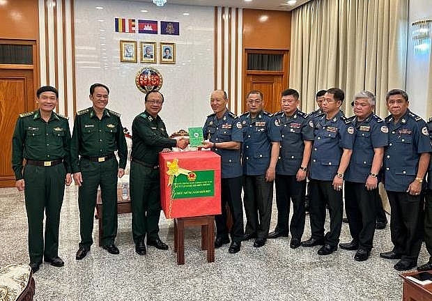 លោកឧត្តមសេនីយ៍ត្រី Nguyen Hoai Phuong អញ្ជើញទៅសួរសុខទុក្ខ និងជូនពរឆ្នាំថ្មីជូនចំពោះថ្នាក់ដឹកនាំបញ្ជាការដ្ឋានកងរាជអាវុធហត្ថ កងយោធពលខេមរភូមិន្ទ លោកឧត្តមសេនីយ៍ត្រី Nguyen Hoai Phuong អញ្ជើញទៅសួរសុខទុក្ខ និងជូនពរឆ្នាំថ្មីជូនចំពោះថ្នាក់ដឹកនាំបញ្ជាការដ្ឋានកងរាជអាវុធហត្ថ កងយោធពលខេមរភូមិន្ទ