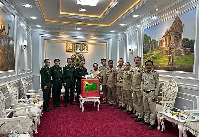 មេបញ្ជាការរងបញ្ជាការដ្ឋានកងទ័ពការពារព្រំដែនវៀតណាម អញ្ជើញទៅសួរសុខទុក្ខ និងជូនពរឆ្នាំថី្មជូនចំពោះបណ្ដាកងកម្លាំងប្រដាប់អាវុធកម្ពុជា មេបញ្ជាការរងបញ្ជាការដ្ឋានកងទ័ពការពារព្រំដែនវៀតណាម អញ្ជើញទៅសួរសុខទុក្ខ និងជូនពរឆ្នាំថី្មជូនចំពោះបណ្ដាកងកម្លាំងប្រដាប់អាវុធកម្ពុជា