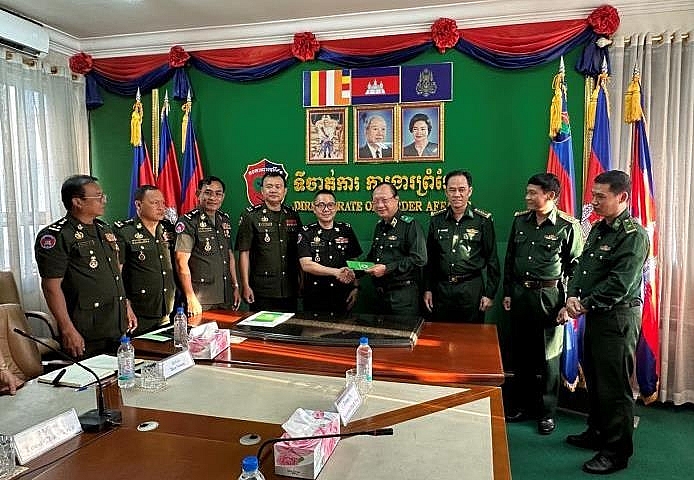 មេបញ្ជាការរងបញ្ជាការដ្ឋានកងទ័ពការពារព្រំដែនវៀតណាម អញ្ជើញទៅសួរសុខទុក្ខ និងជូនពរឆ្នាំថី្មជូនចំពោះបណ្ដាកងកម្លាំងប្រដាប់អាវុធកម្ពុជា មេបញ្ជាការរងបញ្ជាការដ្ឋានកងទ័ពការពារព្រំដែនវៀតណាម អញ្ជើញទៅសួរសុខទុក្ខ និងជូនពរឆ្នាំថី្មជូនចំពោះបណ្ដាកងកម្លាំងប្រដាប់អាវុធកម្ពុជា