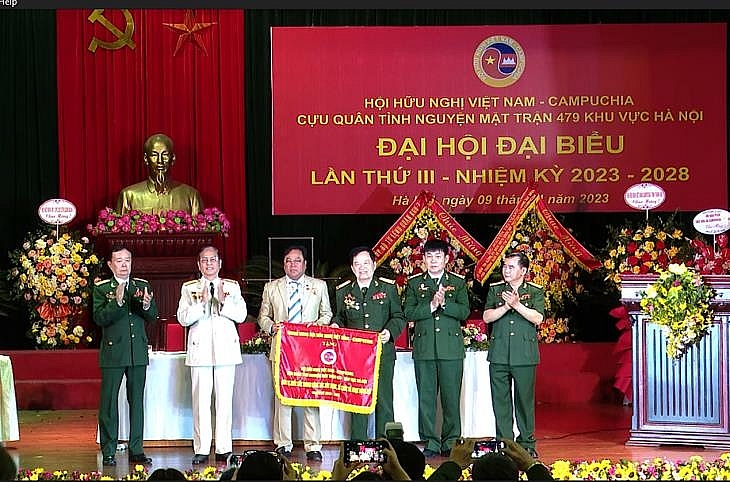 មជ្ឈិមសមាគមមិត្តភាពវៀតណាម - កម្ពុជា ប្រគល់គិត្តិនាមអង្គភាពអនុវត្តល្អនូវការងារកសាង រៀបចំ និងប្រតិបត្តិការរបស់សមាគម អាណត្តិ ២០១៨ - ២០២៣ ជូនសមាគមមិត្តភាពវៀតណាម - កម្ពុជា អតីតយុទ្ធជននៃរណសិរ្ស ៤៧៩ នៅទីក្រុងហាណូយ 
