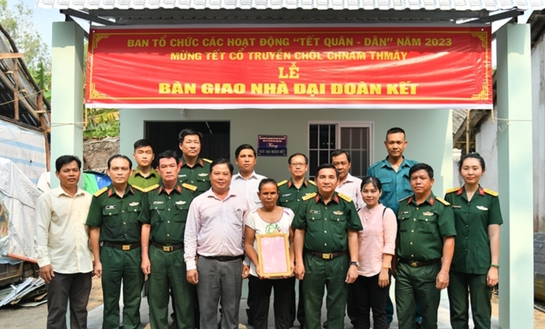 ពិធីបុណ្យចូលឆ្នាំថ្មីពោរពេញទៅដោយមនោសញ្ចេតនារវាងកងទ័ព និងប្រជាជន ពិធីបុណ្យចូលឆ្នាំថ្មីពោរពេញទៅដោយមនោសញ្ចេតនារវាងកងទ័ព និងប្រជាជន